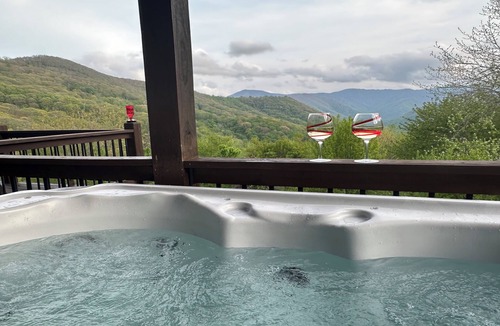 Cataloochee Ranch House | Amazing VIEWS! Hot Tub, WIFI, Fire Pit, 12' Shuffleboard table! Chef's kitchen.