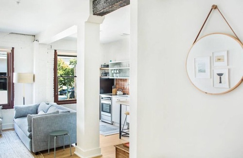 Yamacraw Village Condo | Annabelle 3C - Roomy Hip 2BR in the Heart of Downtown Savannah