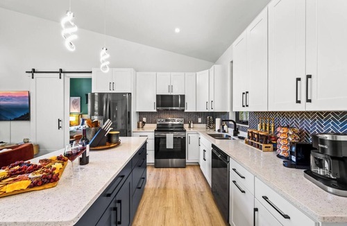 Leicester House | Asheville Escape | Hot Tub + Movie Nights + Sauna