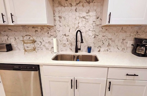 Westside House | Austin Gray: 5Bd/2Bth/Huge Vacation Home Sleeps 10!