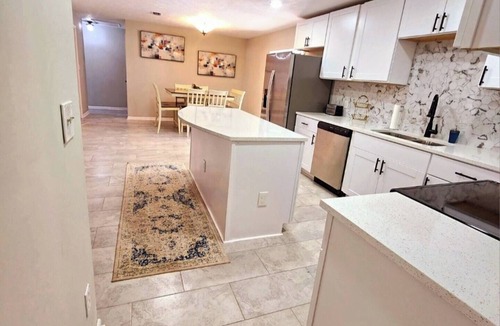 Westside House | Austin Gray: 5Bd/2Bth/Huge Vacation Home Sleeps 10!
