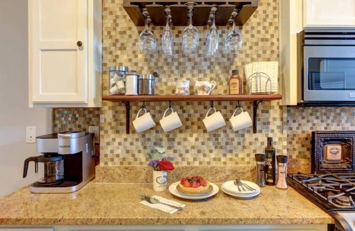 Hitch Village - Fred Wessels Homes Apartment | Avery's Cottage @ Trustees' Garden | Walk 2 River!