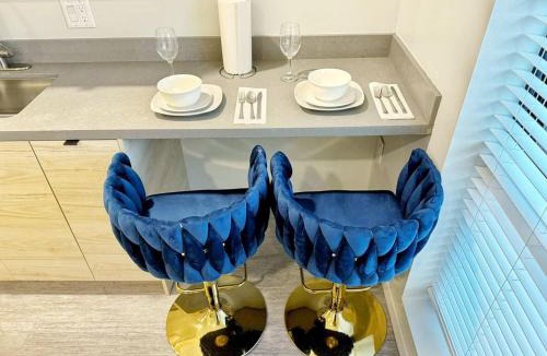 Downtown Des Moines Apartment | Azure Oasis Studio