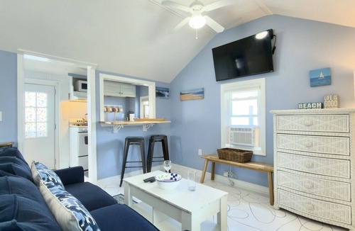 Salisbury Beach House | Baby Love Shack: walk to Beach, Eateries, Dancing, Arcades, Shows