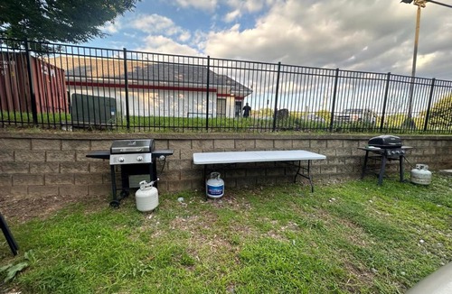 Southwestern Apartment | Basic 4 bedrooms with 6 beds 15 min from downtown sleeps 9 Adults comfortably for Work crews and Large groups
