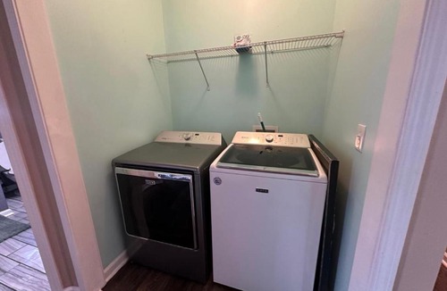 Southwestern Apartment | Basic 4 bedrooms with 7 beds 15 min from downtown sleeps 9 Adults comfortably for Work crews and Large groups