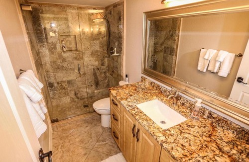 Mid Island Apartment | Bay Village 252