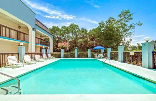 McDonough Hotel | Baymont by Wyndham McDonough