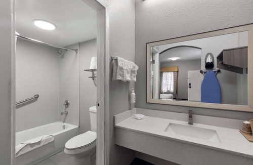 Tillmans Corner Hotel | Baymont by Wyndham Mobile/Tillmans Corner