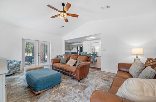 Oak Court House | Bayside Bliss | Dog Friendly | Saltwater Pool | Fire Pit | Beach Getaways