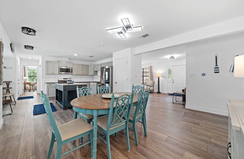 Oak Court House | Bayside Bliss | Dog Friendly | Saltwater Pool | Fire Pit | Beach Getaways