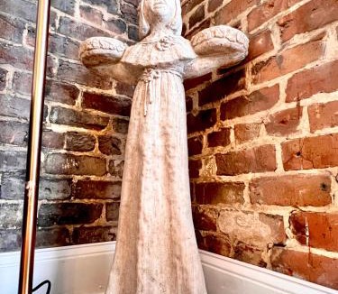 Historic Downtown Savannah House | Be Our Gaston's "The Garden of Good"