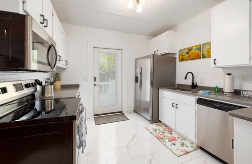 Saint Simons Island Cottage | Beach Cottage with 2 king beds-One short block to beach-Walk to Pier Village!