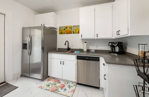 Saint Simons Island Cottage | Beach Cottage with 2 king beds-One short block to beach-Walk to Pier Village!