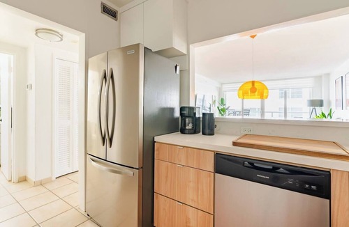 Mid Beach Apartment | Beach Oasis w/Balcony, Pool, Gym - Elevator to Beach