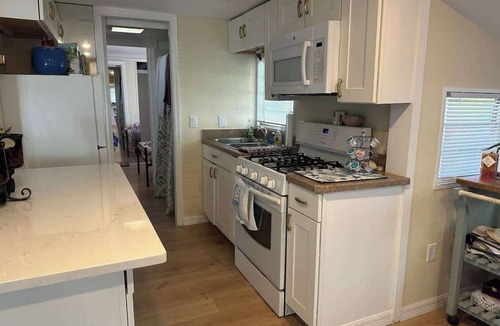 Palm Harbor House | Beach Stay w/pool, bicycle, walkable community