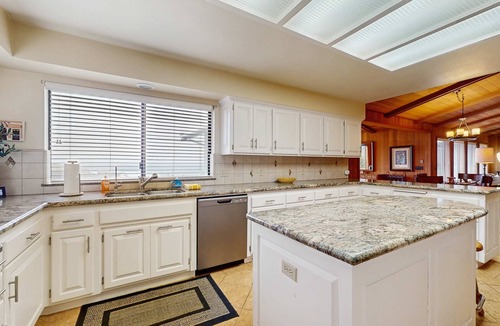 Fort Bragg House | Beachfront Bliss with Ocean Views, Tub, & BBQ