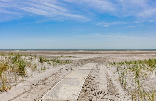 Southend Condo | Beachfront Condo With Pool
