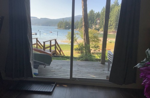 Tuwanek House | Beachfront cottage with spectacular views!