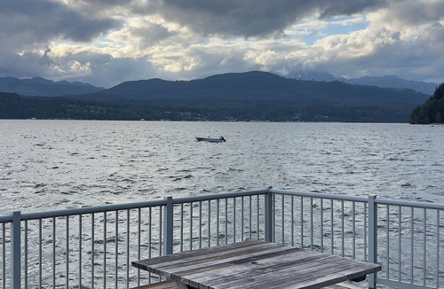 Matlock House | Beachfront cozy 2-bedroom Cabin in serene Tahuya, Hood Canal