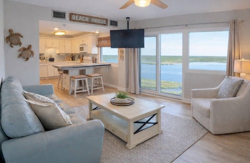 Sunnyside Condo | BEACHFRONT PENTHOUSE CONDO Gorgeous GULF FRONT and lake views! Newly updated!