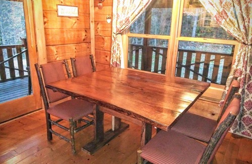 Cosby Cabin | Bear Pause Log Cabin in the Great Smoky Mountains