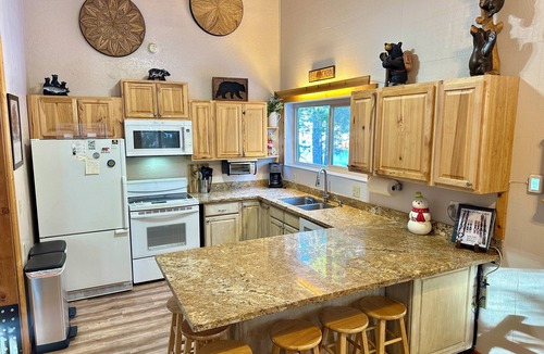 Bear Valley Cabin | BEAR VALLEY CABIN CLOSE TO VILLAGE/EASY WINTER ACCESS