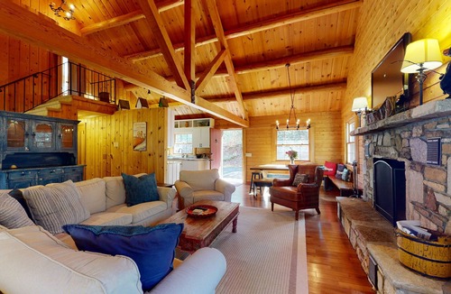 Lake Toxaway Cabin | Bearfoot Cabin - A tranquil, rustic retreat tucked away in Lake Toxaway!