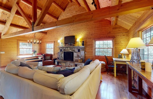Lake Toxaway Cabin | Bearfoot Cabin - A tranquil, rustic retreat tucked away in Lake Toxaway!