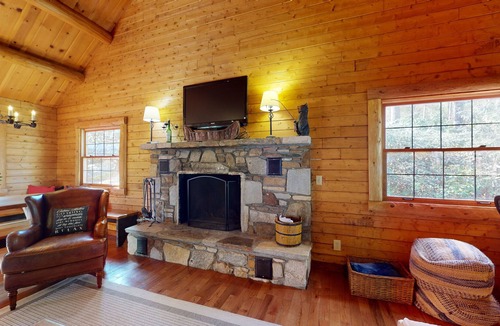 Lake Toxaway Cabin | Bearfoot Cabin - A tranquil, rustic retreat tucked away in Lake Toxaway!