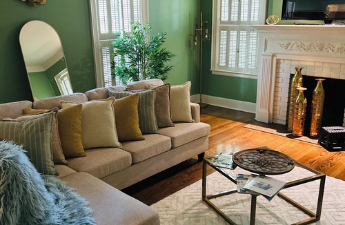 Albany House | Beautiful 3-bedroom house with a charming sunroom in Albany