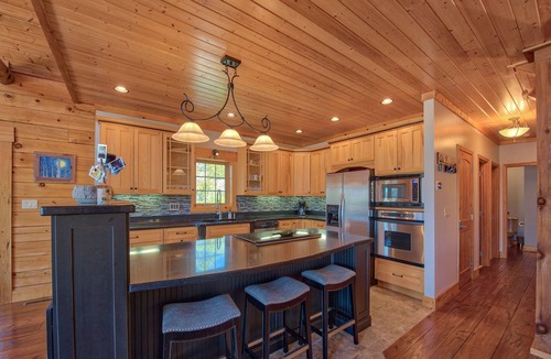 Waynesville Cabin | Beautiful 4 BR/3.5 BA + Loft, Hot-Tub, Valley Views, Covered Porch, Wi-Fi