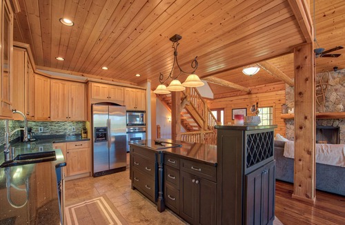 Waynesville Cabin | Beautiful 4 BR/3.5 BA + Loft, Hot-Tub, Valley Views, Covered Porch, Wi-Fi