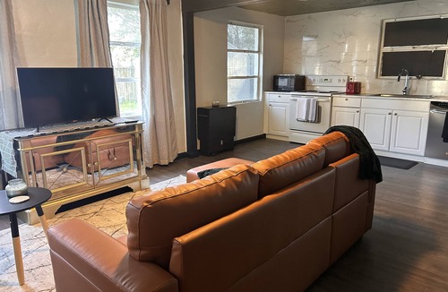 Ozark House | Beautiful Bungalow - 20 mins from Fort Rucker