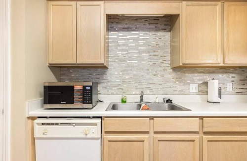 Macon House | Beautiful, Chic and Cozy Pet-Friendly Home Conveniently Located to Everything!