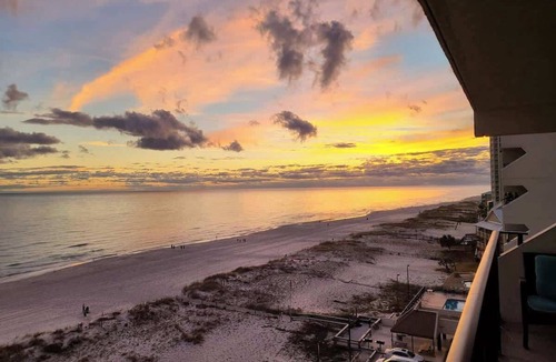 Gulf Shores Condo | Beautiful direct Gulf view & beach front condo.