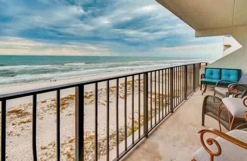 Gulf Shores Condo | Beautiful direct Gulf view & beach front condo.