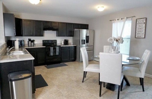 Charlotte House | Beautiful Home Near UNC & More.Wi-Fi.2 lofts!