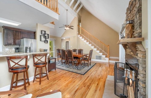 Mayhew House | Beautiful home on Lake Noman