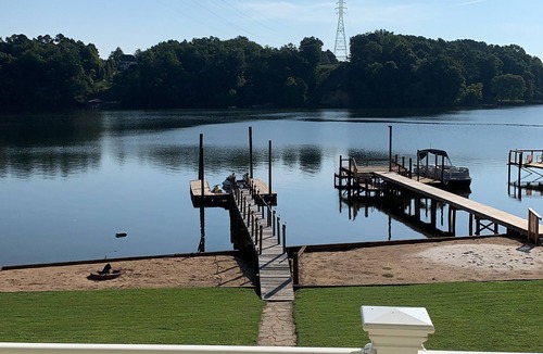 Claremont House | Beautiful lakefront home W/Breathtaking view