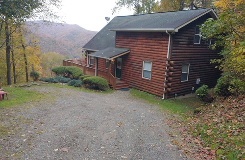 Waynesville House | Beautiful log cabin near Maggie Valley, NC