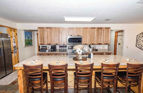 Boys Ranch House | Beautiful Log Home 5mi from Suwanee Music Park!