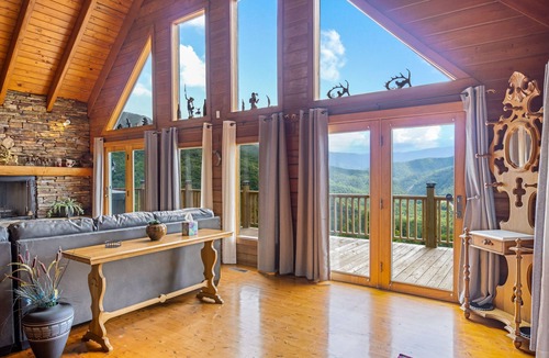 Newport Cabin | Beautiful Mountain View log cabin