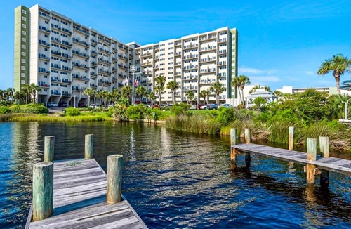 Sunnyside House | Beautiful Pinnacle Port condo with pools & basketball court right next to beach