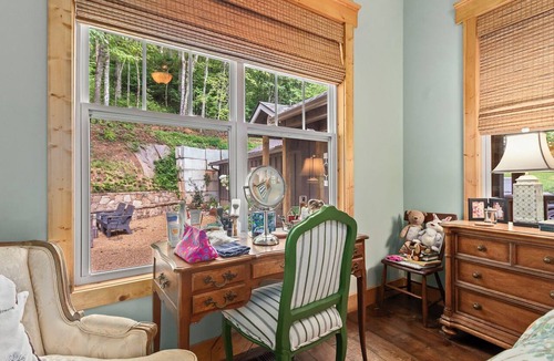 Murphy Ski Chalet | BEAUTIFUL SETTING - RIVER FRONT W/FIRE PIT!