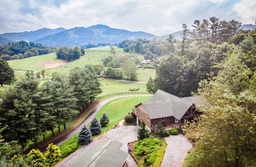 River Ridge House | Beautiful Views & Easy Access. 15 min to Waynesville and 30 Min to Asheville