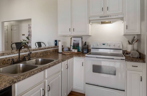 Lillian House | Beautiful Waterfront Home- The Bay Camp