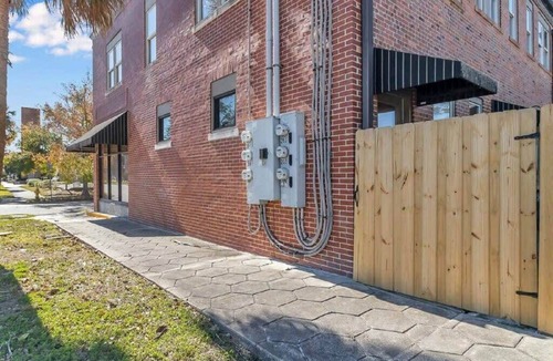 Springfield Apartment | Beautifully Modern Townhouse in Historic SPR!