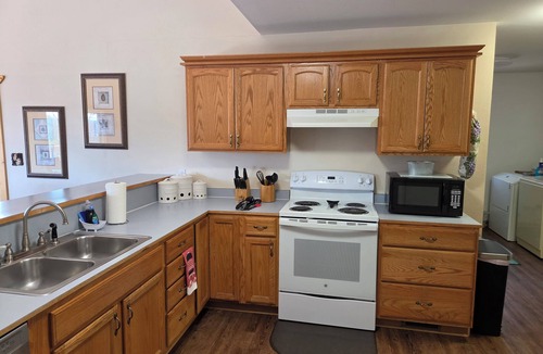 Lost Bridge Village House | Beaver Cove Retreat-Fabulous 5-bedroom house, Lake front, Big Deck