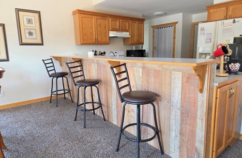 Lost Bridge Village House | Beaver Cove Retreat-Fabulous 5-bedroom house, Lake front, Big Deck